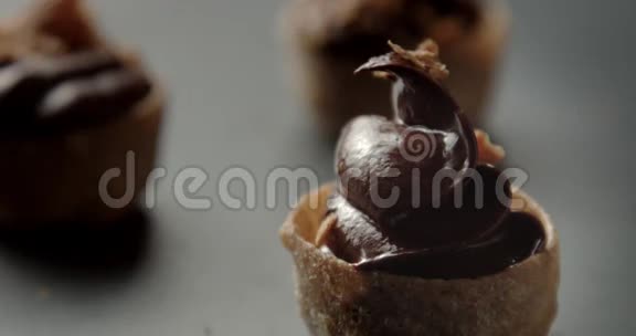 里面有巧克力奶油的小推车上面有脆脆的装饰视频的预览图