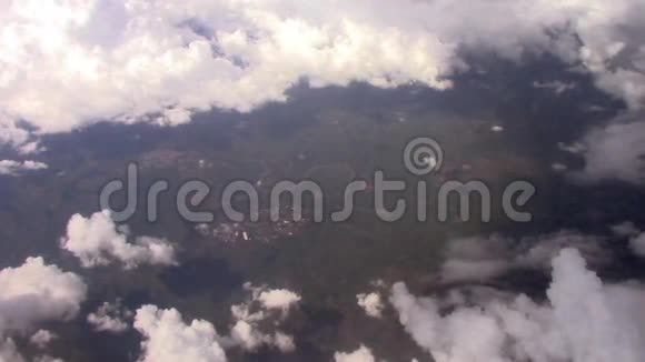 阴天从飞机上看到的河流视频的预览图