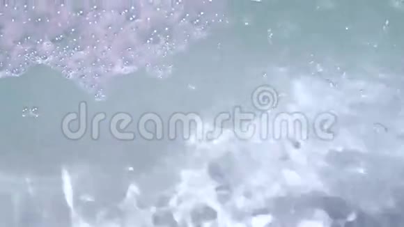 浴缸填充水和肥皂泡沫视频的预览图