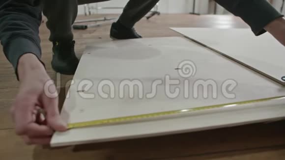 木匠在生木板上用尺子视频的预览图