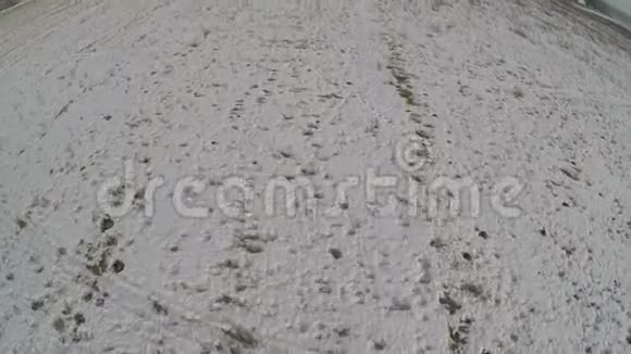 俄罗斯雪场和村庄的冬季空中景色视频的预览图