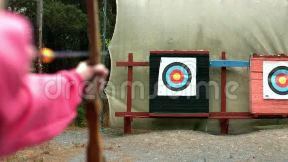 女人向目标发射弓箭视频的预览图