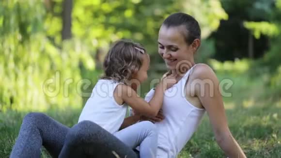 快乐的家庭妈妈和宝宝在户外玩得开心一起在绿色公园玩视频的预览图