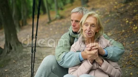 坐在树林里的一对快乐的老夫妇视频的预览图