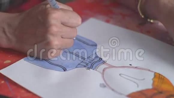 毡尖笔在艺术家手中在桌子上画画视频的预览图