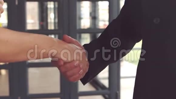 商人握手后给名片视频的预览图