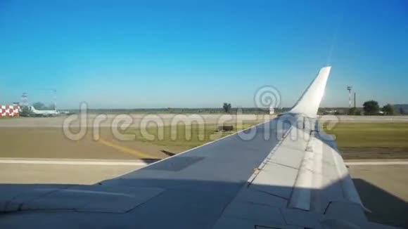 飞机从机场起飞时飞机机翼窗视图视频的预览图
