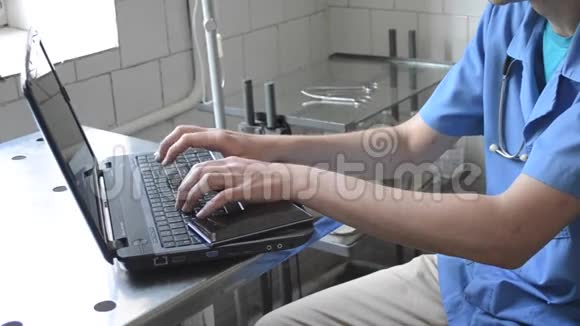医生坐在办公桌前在笔记本电脑上打字视频的预览图