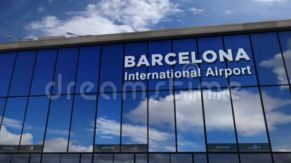 在巴塞罗那降落的飞机与终点站相映视频的预览图