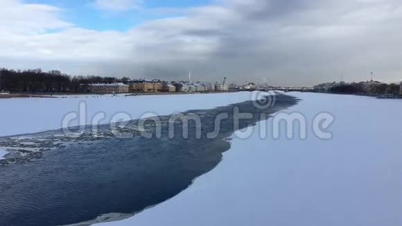 涅瓦河被冰雪覆盖视频的预览图