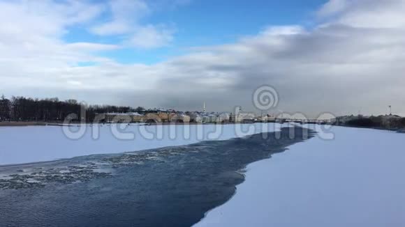 涅瓦河被冰雪覆盖视频的预览图