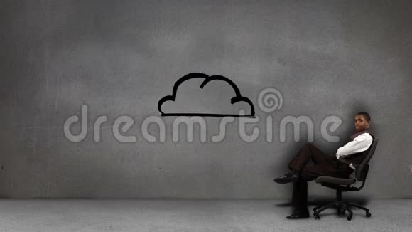 商人坐在环绕云的动画电子设备前视频的预览图