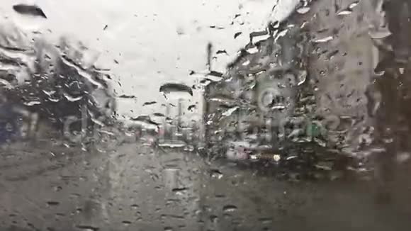 车窗上的雨滴降雨的移动视频的预览图