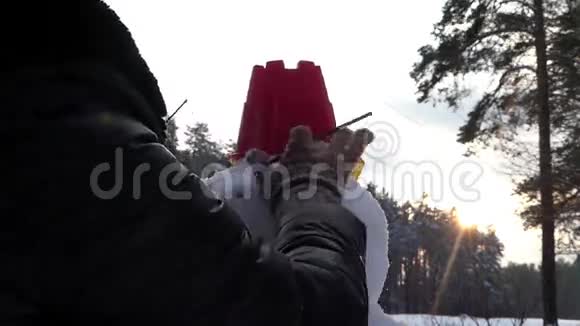 这个女孩在冬天的森林里堆雪人视频的预览图