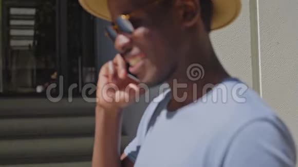 年轻的黑人嬉皮士穿过城市视频的预览图