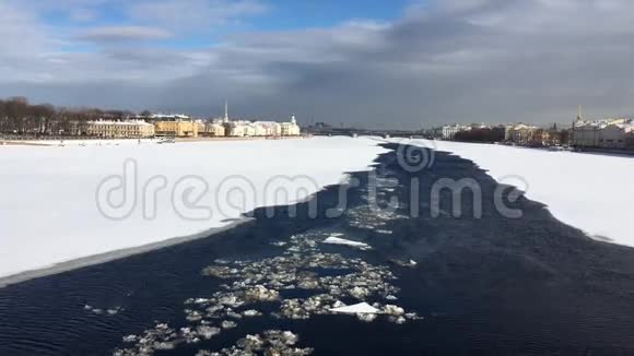 涅瓦河被冰雪覆盖视频的预览图