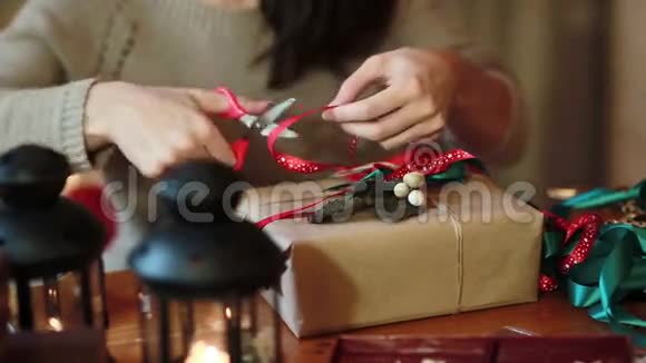 妇女手在家中包装圣诞礼物视频的预览图