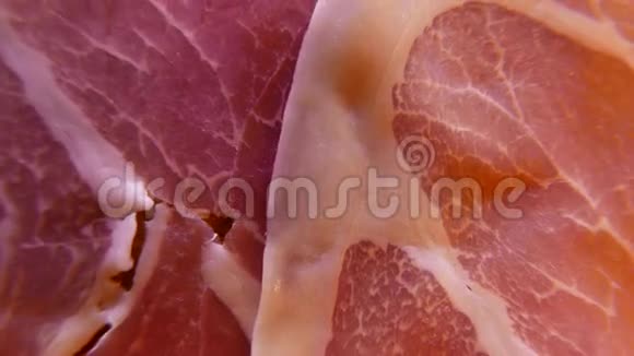 极端的特写薄片美味的猪肉火腿在盘子上4UHDK视频的预览图