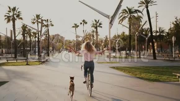 日落时分她的城市老式自行车上的漂亮女孩视频的预览图