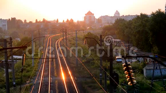BilaTserkva乌克兰2016年7月22日城市日落日出时的时间推移铁轨视频的预览图