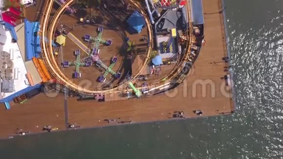 威尼斯海滩附近圣莫尼卡码头游乐园的鸟瞰图视频的预览图