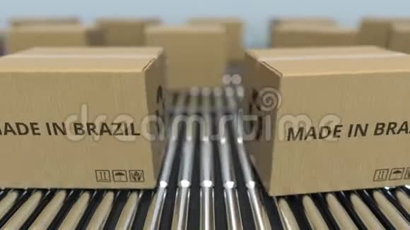 在滚筒输送机上的BRAZIL文本上带有MADE的盒子巴西商品相关的可循环三维动画视频的预览图