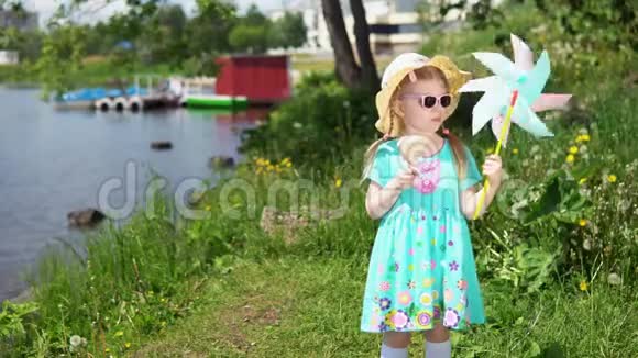 小可爱的女孩在海边吃着心形的冰淇淋视频的预览图