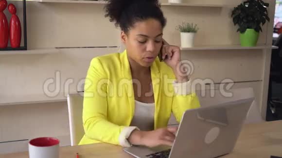 混合种族的年轻女性在工作中在智能手机上进行谈判视频的预览图