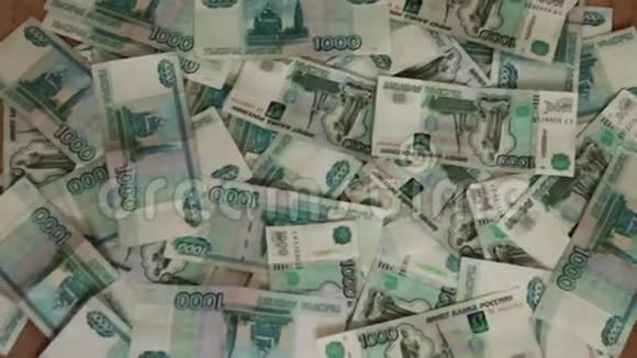 地上躺着许多钞票俄罗斯卢布视频的预览图