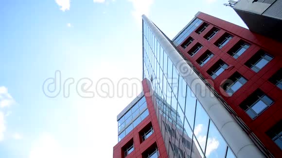 摩天大楼玻璃窗上映出的时间推移云视频的预览图