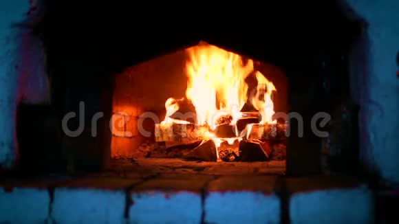 俄罗斯炉子里烧木头视频的预览图