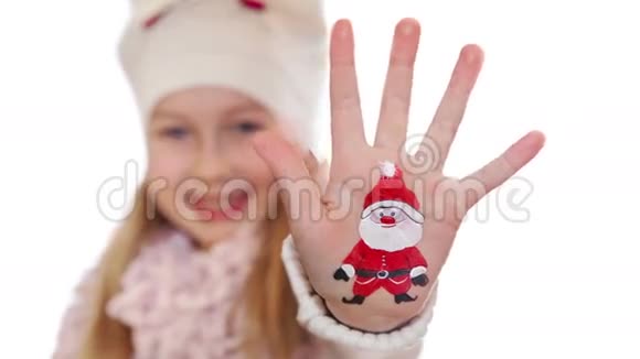 圣诞老人画在小女孩的手上视频的预览图