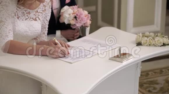新郎新娘签署文件视频的预览图