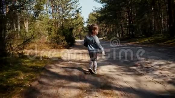 夏天女孩走在森林道路上视频的预览图