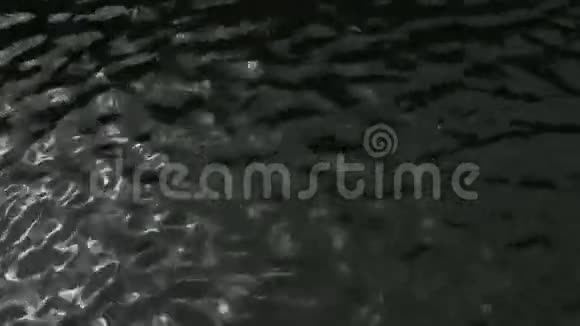 在一个夏夜期间湖面上的波浪视频的预览图