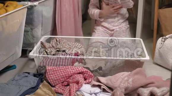 小女孩在家里整理衣服视频的预览图