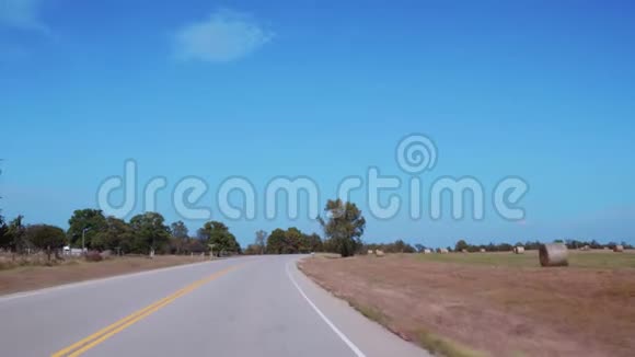 在俄克拉荷马州的乡村公路上行驶视频的预览图