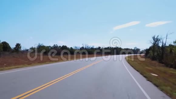 在俄克拉荷马州的乡村公路上行驶视频的预览图