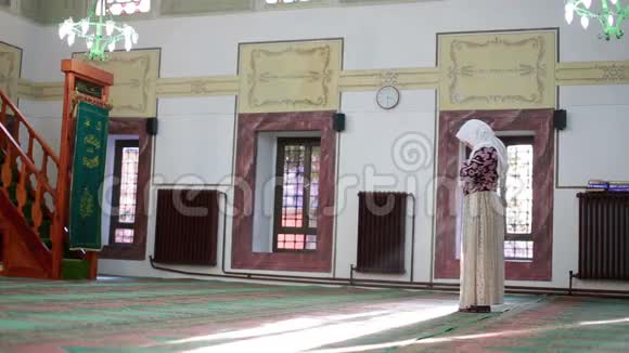 穆斯林女孩读古兰经视频的预览图