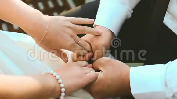 新婚夫妇喜欢牵手视频的预览图