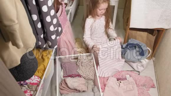 小女孩在家里整理衣服视频的预览图