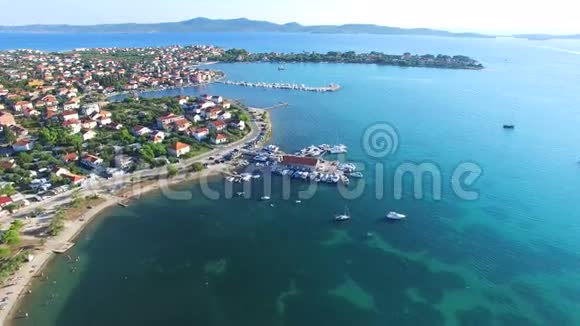 克罗地亚码头有渔船的传统达尔马提亚小镇的鸟瞰图视频的预览图