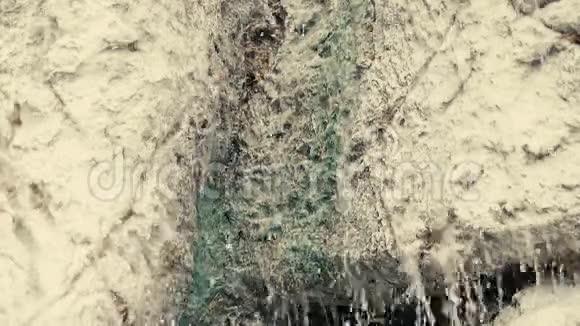 人工瀑布里的水往下流视频的预览图
