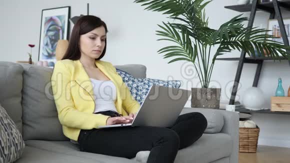 完成笔记本电脑工作后离职的妇女视频的预览图
