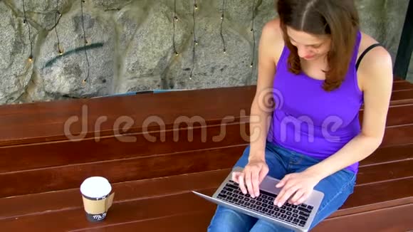 女孩在笔记本电脑上打印视频的预览图