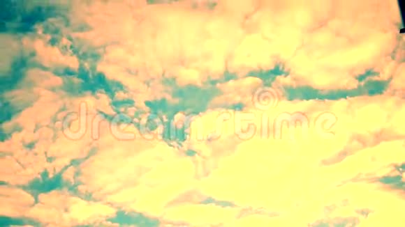 天空中白云的流动视频的预览图