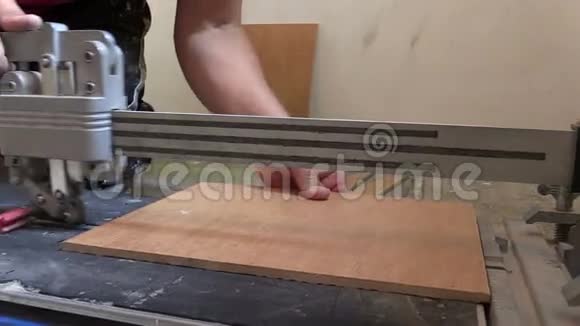 工人用专业切割机切割瓷砖改造工作工具视频的预览图
