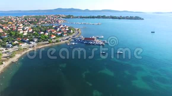 克罗地亚码头有渔船的传统达尔马提亚小镇的鸟瞰图视频的预览图
