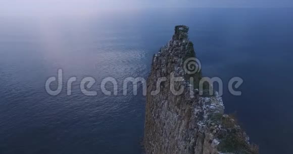 空中摄影黑海多云天气岩石特写视频的预览图