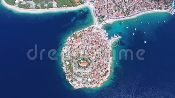 从上面可以看到克罗地亚半岛普里莫斯顿市的旅游目的地视频的预览图
